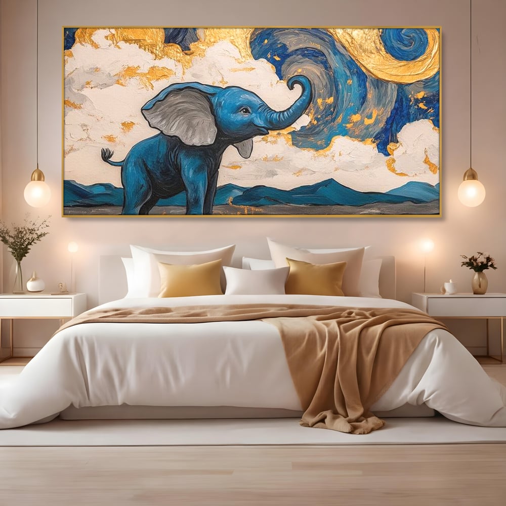Tablou canvas cu tablou canvas cu elefant albastru, in rama de aluminiu auriu, pe perete intr-un dormitor
